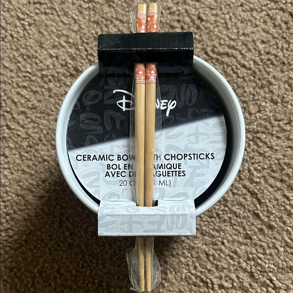 Winnie the Pooh Ceramic Bowl with chopsticks - Picture 3 of 3